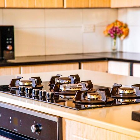 Emc Fully Furnished &Serviced Villas 4 Bedroom With Solar Power , Private Pool, Starlink Wifi ,Aircons & Dstv Lusaka Kültér fotó