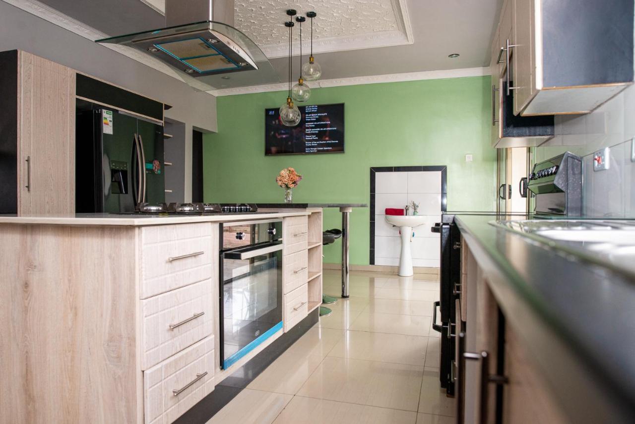 Emc Fully Furnished &Serviced Villas 4 Bedroom With Solar Power , Private Pool, Starlink Wifi ,Aircons & Dstv Lusaka Kültér fotó