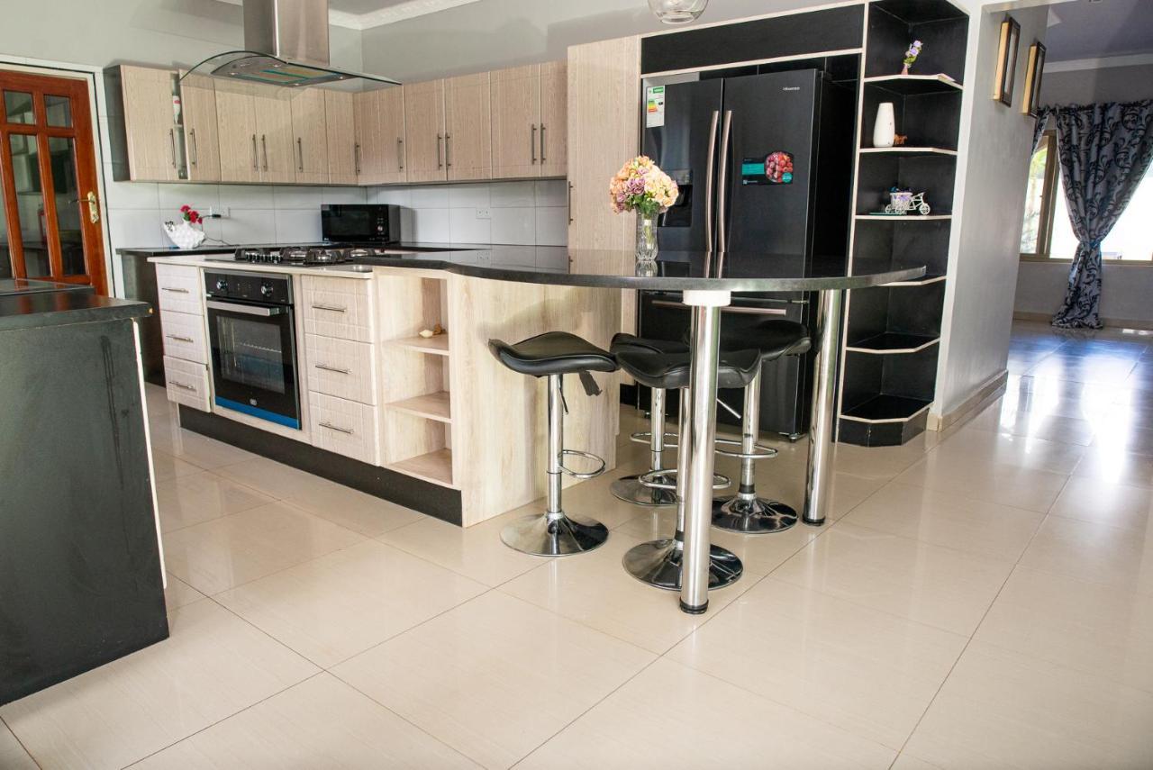 Emc Fully Furnished &Serviced Villas 4 Bedroom With Solar Power , Private Pool, Starlink Wifi ,Aircons & Dstv Lusaka Kültér fotó