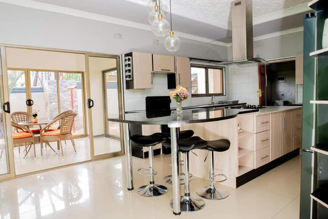 Emc Fully Furnished &Serviced Villas 4 Bedroom With Solar Power , Private Pool, Starlink Wifi ,Aircons & Dstv Lusaka Kültér fotó