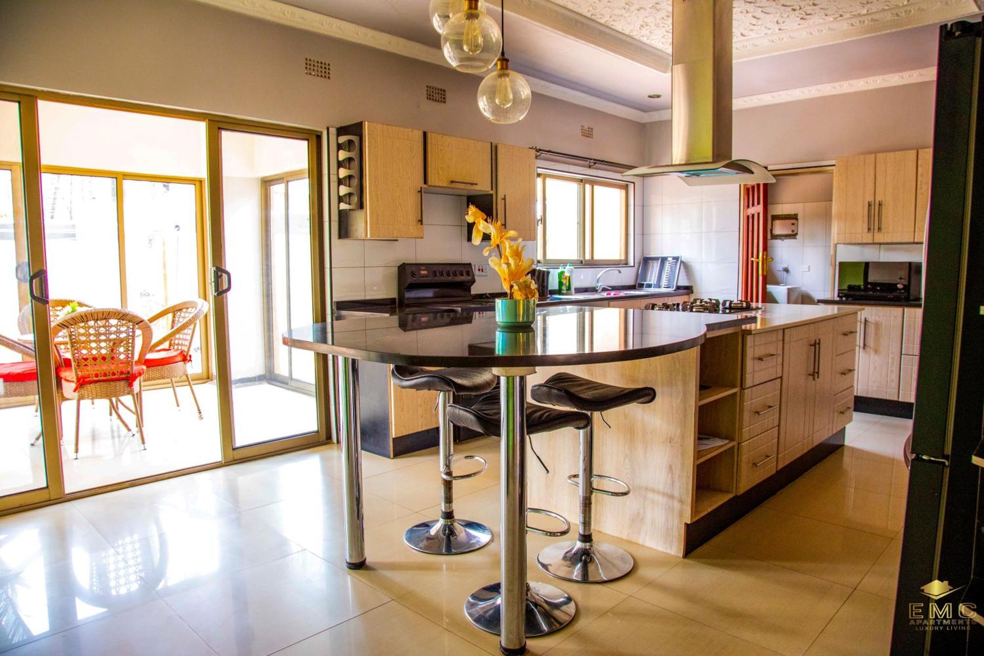 Emc Fully Furnished &Serviced Villas 4 Bedroom With Solar Power , Private Pool, Starlink Wifi ,Aircons & Dstv Lusaka Kültér fotó